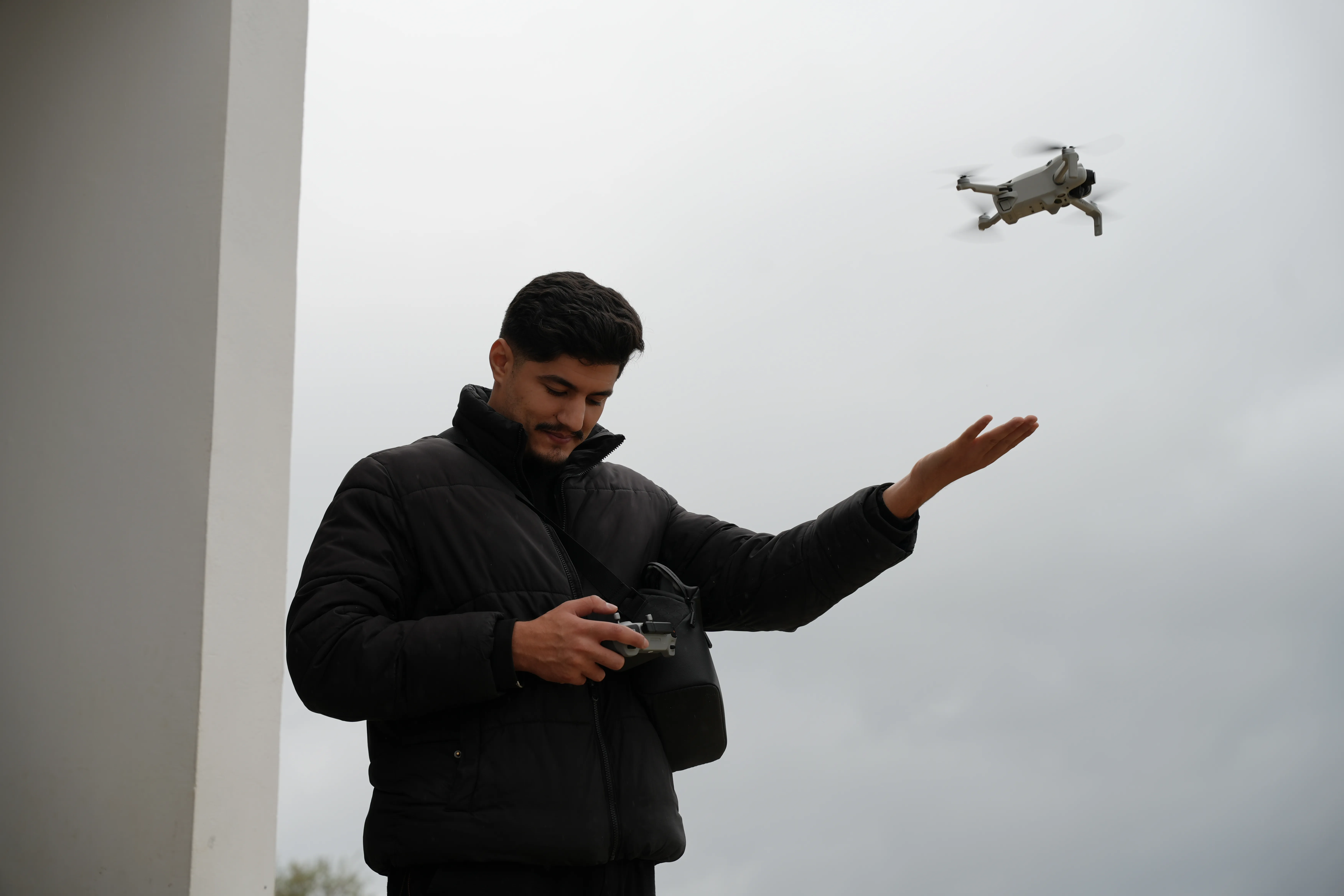 Drone filmant un lieu pour une vidéo client
