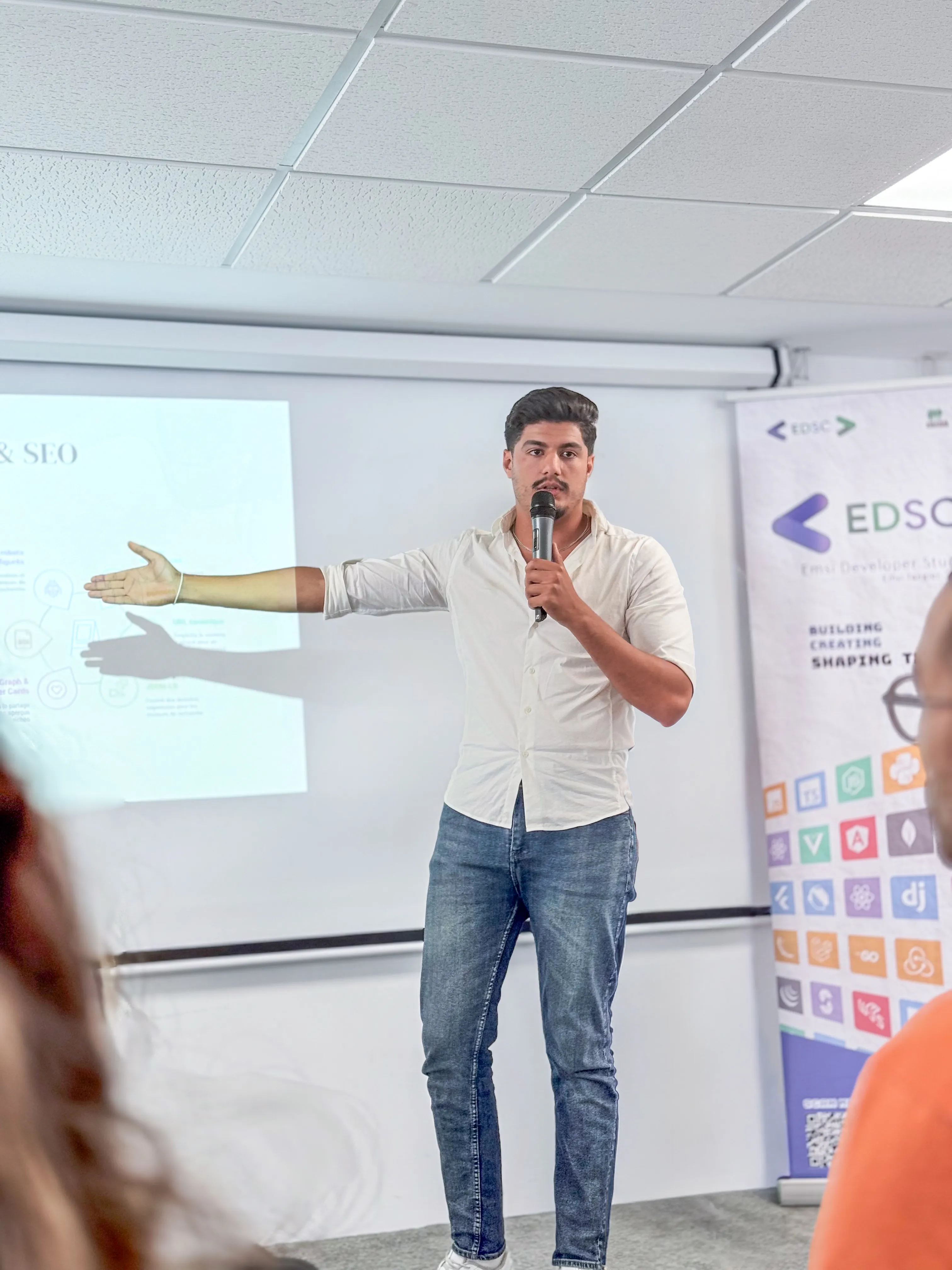 Houssam travaillant sur le SEO du site d'un client